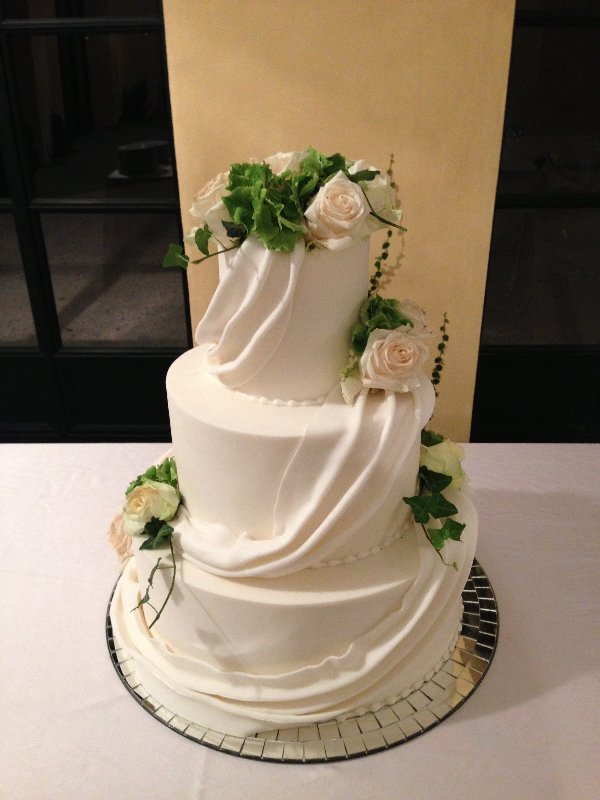 Torta 18 anni ragazza con cascata di rose rosse , pizzo merletto rosso